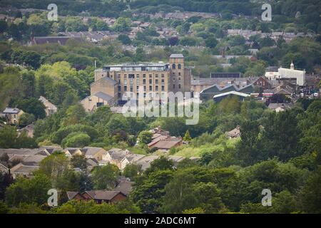 Glossop città mercato, High Peak, Derbyshire, in Inghilterra. Howard mulini nel centro città visto dalla a57 snake pass Foto Stock