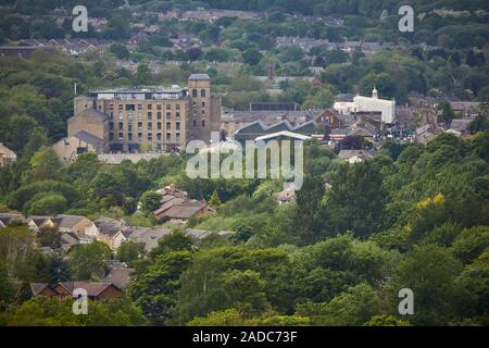 Glossop città mercato, High Peak, Derbyshire, in Inghilterra. Howard mulini nel centro città visto dalla a57 snake pass Foto Stock