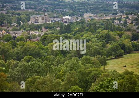 Glossop città mercato, High Peak, Derbyshire, in Inghilterra. Howard mulini nel centro città visto dalla a57 snake pass Foto Stock