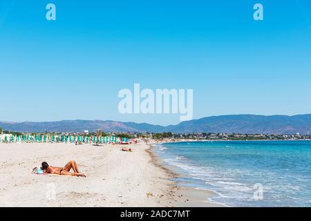 CAGLIARI, Italia - 15 settembre 2017: la gente a prendere il sole sulla spiaggia del Poetto di Cagliari, Sardegna, Italia Foto Stock