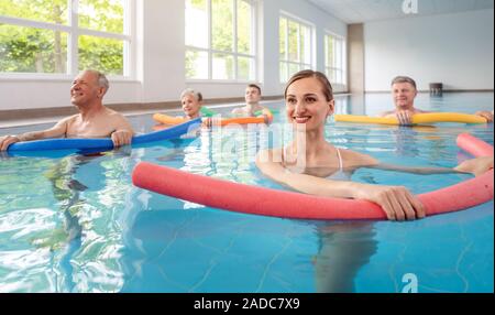 I pazienti durante remobilization in un centro di salute facendo acquagym Foto Stock