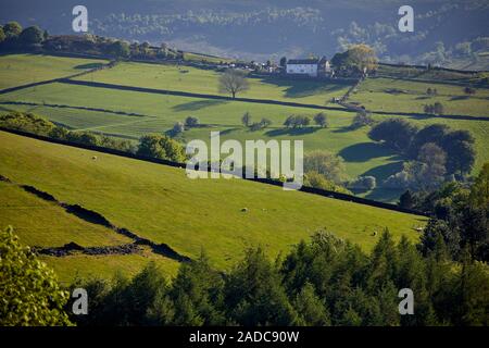 Glossop città mercato, il picco elevato, Derbyshire, Inghilterra. fattoria nelle colline sopra la città Foto Stock