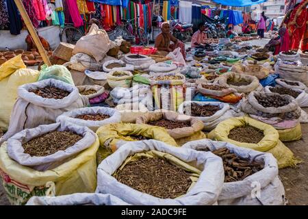 Diverse erbe e spezie sono venduti al mercato settimanale, visualizzato in molti sacchi Foto Stock
