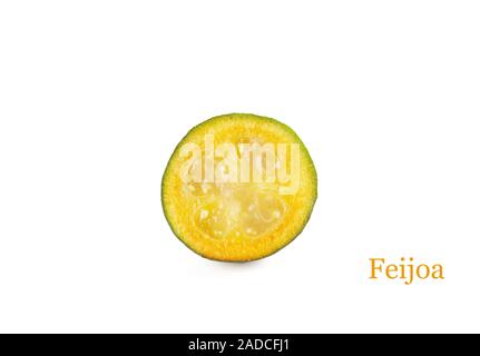 Feijoa freschi frutti con le fette su un sfondo di menta. Vista dall'alto. Foto Stock