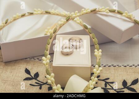 Il matrimonio con anelli di nozze tradizionale corone Foto Stock