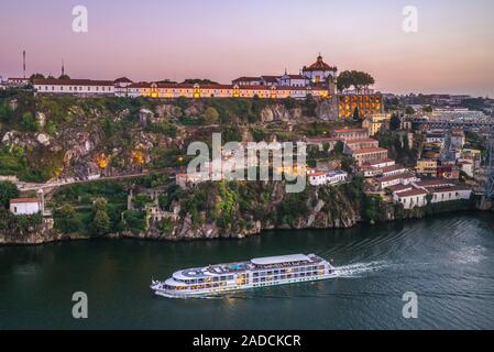 Scenario da fiume Douro a Porto in Portogallo al crepuscolo Foto Stock