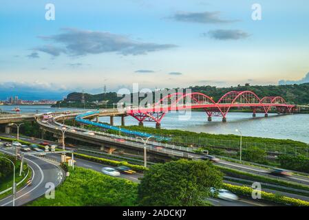 Scenario della nuova città di Taipei dal Fiume Tamsui Foto Stock