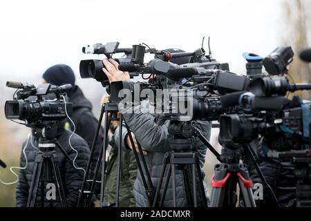 La profondità di campo di una immagine con televisione video telecamere e apparecchiature di registrazione durante un evento stampa Foto Stock