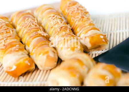 Deliziosi croissant appena usciti dal forno su legno rustico pasticceria francese Foto Stock