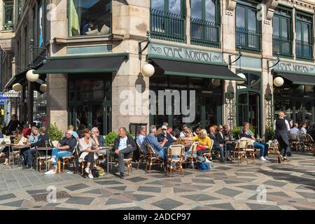 Cafe Copenhagen, vista di persone relax sulla terrazza sul marciapiede del Landmark Cafe Norden in Amagertorv nel centro di Copenhagen, Danimarca. Foto Stock