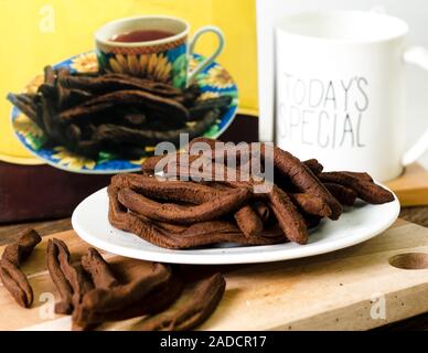 Deliziosi croissant appena usciti dal forno su legno rustico pasticceria francese Foto Stock