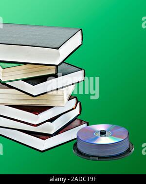 Pila di libri e DVD pack come simboli di vecchi e nuovi metodi di memorizzazione delle informazioni Foto Stock