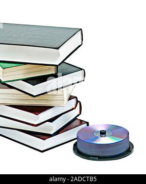 Pila di libri e dischi DVD come simboli di vecchi e nuovi metodi di memorizzazione delle informazioni Foto Stock
