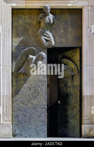 Vista del cancello di ingresso della chiesa dei Gesuiti dell'alma Madre di Dio a Varsavia in Polonia. La chiesa è stata costruita per l'Ordine dei Gesuiti tra 1609 e Foto Stock