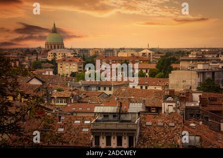 Vista di Udine in Italia. Serata estiva con un bel tramonto. Foto Stock