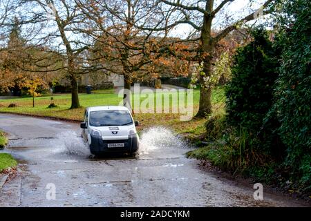 Inverno a Broadwell un villaggio Costwold vicino a Stowe-su-il-Wold Gloucestershire. Regno Unito attraversando la Ford Foto Stock