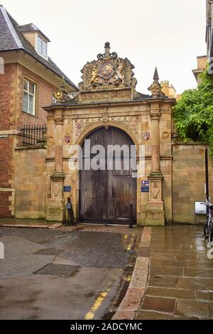 Trinity College cancello di ingresso chiusa ai visitatori Foto Stock