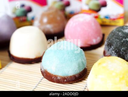 La colorata mochi dessert gelato sul piatto di legno ,vicino la foto con il fuoco selettivo. Foto Stock