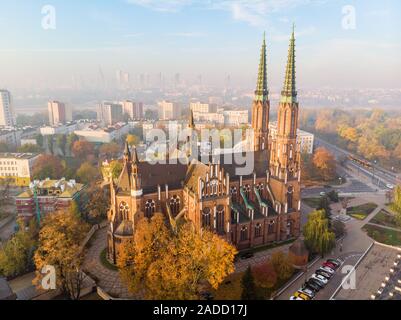 Parrocchia della cattedrale di San Michele Arcangelo e San. Florian Martire all'alba vista aerea Foto Stock