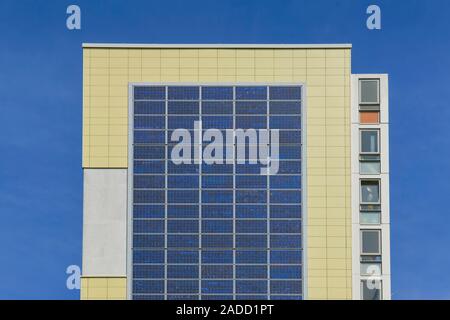 Fotovoltaik-Anlage, Hochhaus, Ludwig-Renn-Straße 35, Marzahn di Berlino, Deutschland Foto Stock