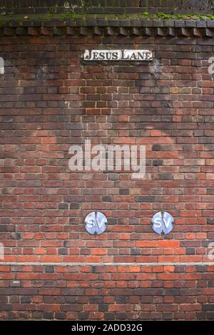 Gesù segno di corsia su un muro di mattoni in Cambridge Foto Stock