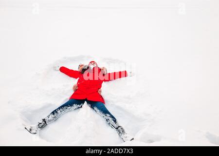 Angelo di neve fatto da una donna nella neve. Vista dall'alto piatta Foto Stock