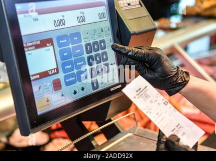 03 dicembre 2019, Berlin: una scala in Jens-Uwe Bünger macelleria. Foto: Jens Kalaene/dpa-Zentralbild/ZB - ATTENZIONE: Solo per uso editoriale in connessione con il report corrente sull'artigianato o la macelleria commercio e solo con menzione completa del credito di cui sopra Foto Stock