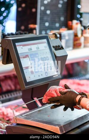 03 dicembre 2019, Berlin: una scala in Jens-Uwe Bünger macelleria. Foto: Jens Kalaene/dpa-Zentralbild/ZB - ATTENZIONE: Solo per uso editoriale in connessione con il report corrente sull'artigianato o la macelleria commercio e solo con menzione completa del credito di cui sopra Foto Stock