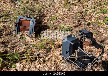 Televisori rotti gettati in un forrest a Corinthos regione in Grecia Foto Stock