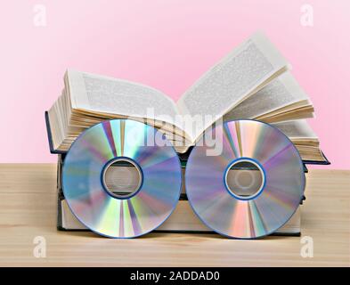 Libri e DVD come simboli di vecchi e nuovi metodi di memorizzazione delle informazioni Foto Stock