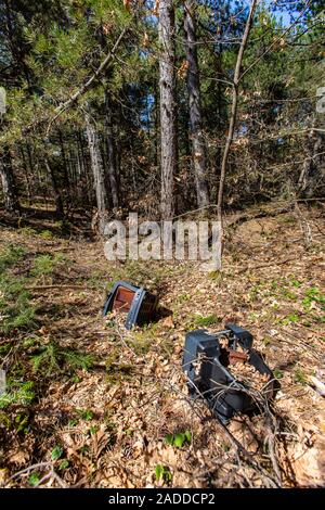 Televisori rotti gettati in un forrest a Corinthos regione in Grecia Foto Stock