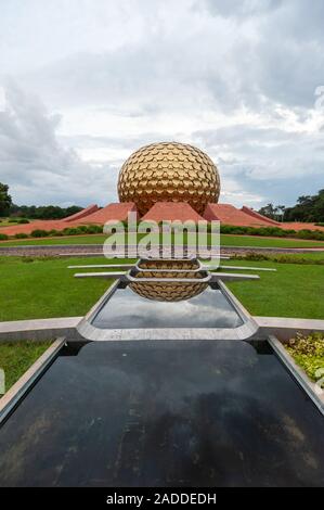 AUROVILLE, INDIA - Dicembre 2019: Il Matrimandir e il Parco dell'unità. Foto Stock