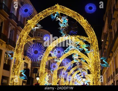 Calle Larios, la strada principale di Malaga, Spagna, durante il periodo di Natale 2019 Foto Stock