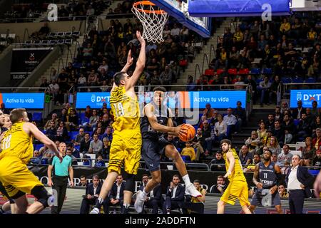 Tenerife, Italia. 3 dicembre, 2019. nelson weidemann (brose bamberg) in azione ostacolato da giorgi shermadini (iberostar tenerife)durante Iberostar Tenerife vs Bamberg, Basket Champions League in Tenerife, Italia, 03 Dicembre 2019 - LPS/Davide Di Lalla Credito: Davide Di Lalla/LP/ZUMA filo/Alamy Live News Foto Stock