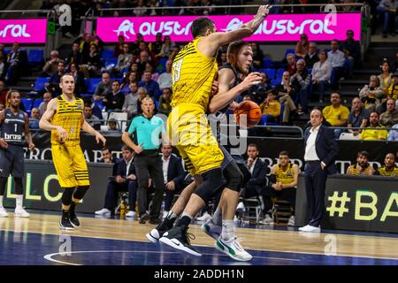 Tenerife, Italia. 3 dicembre, 2019. christian sengfelder (brose bamberg) maracato da giorgi shermadini (iberostar tenerife)durante Iberostar Tenerife vs Bamberg, Basket Champions League in Tenerife, Italia, 03 Dicembre 2019 - LPS/Davide Di Lalla Credito: Davide Di Lalla/LP/ZUMA filo/Alamy Live News Foto Stock