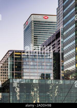 HSBC HQ Tower Canary Wharf - HSBC Tower con altri edifici di servizi finanziari nello sviluppo di Canary Wharf di Londra. Architetto Norman Foster 2003 Foto Stock