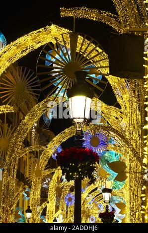 Calle Larios, la strada principale di Malaga, Spagna, durante il periodo di Natale 2019 Foto Stock