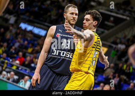 Tenerife, Italia. 3 dicembre, 2019. christian sengfelder (brose bamberg) maracato da alex suarez (iberostar tenerife)durante Iberostar Tenerife vs Bamberg, Basket Champions League in Tenerife, Italia, 03 Dicembre 2019 - LPS/Davide Di Lalla Credito: Davide Di Lalla/LP/ZUMA filo/Alamy Live News Foto Stock