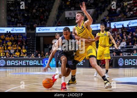 Tenerife, Italia. 3 dicembre, 2019. louis olinde (brose bamberg) marcato da tomasz gielo (iberostar tenerife)durante Iberostar Tenerife vs Bamberg, Basket Champions League in Tenerife, Italia, 03 Dicembre 2019 - LPS/Davide Di Lalla Credito: Davide Di Lalla/LP/ZUMA filo/Alamy Live News Foto Stock