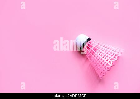 Rosa volano per il tennis su un pastello rosa polveroso sfondo. Foto Stock