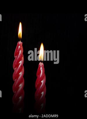 Due candele nel buio Foto Stock