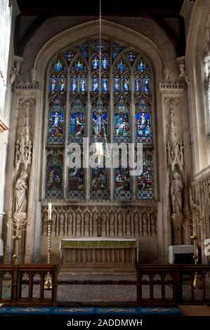 L'altare e finestra orientale, la chiesa di Santa Maria, Adderbury, Oxfordshire, England, Regno Unito Foto Stock