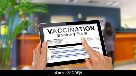 Paziente completando una vaccinazione modulo di prenotazione sul computer tablet - concetto di tecnologia Foto Stock