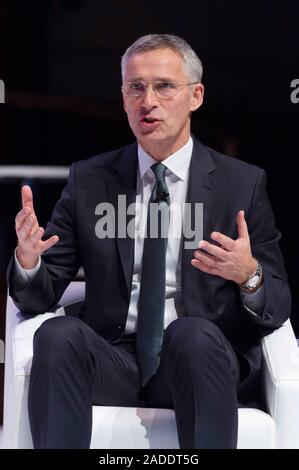 Londra, Regno Unito. 3 dicembre, 2019. Il Segretario Generale della NATO Jens Stoltenberg fa un discorso presso la NATO si impegna evento a Londra, in Gran Bretagna il 3 dicembre, 2019. Credito: Ray codolo/Xinhua/Alamy Live News Foto Stock