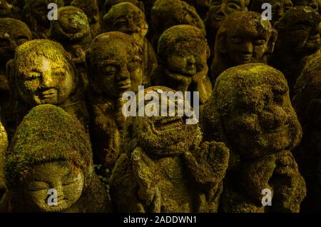 Jizo statue in Otagi Nenbutsuji tempio di Kyoto, Giappone Foto Stock