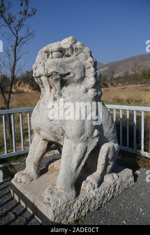 Xi'an. 3 dicembre, 2019. Foto scattata a dicembre 3, 2019 mostra il leone di pietra a Chongling mausoleo dell'Imperatore Dezong della dinastia Tang (618-907) di Cuo"e Montagna di Jingyang county, Cina nord-occidentale della provincia di Shaanxi. Credito: Li Yibo/Xinhua/Alamy Live News Foto Stock