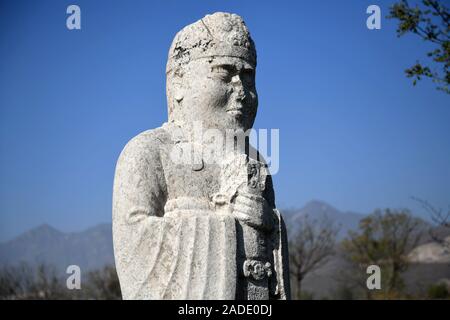 Xi'an. 3 dicembre, 2019. Foto scattata a dicembre 3, 2019 mostra la statua di pietra a Chongling mausoleo dell'Imperatore Dezong della dinastia Tang (618-907) di Cuo"e Montagna di Jingyang county, Cina nord-occidentale della provincia di Shaanxi. Credito: Li Yibo/Xinhua/Alamy Live News Foto Stock