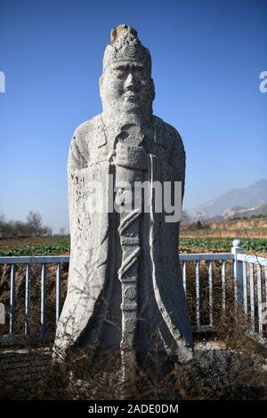 Xi'an. 3 dicembre, 2019. Foto scattata a dicembre 3, 2019 mostra la statua di pietra a Chongling mausoleo dell'Imperatore Dezong della dinastia Tang (618-907) di Cuo"e Montagna di Jingyang county, Cina nord-occidentale della provincia di Shaanxi. Credito: Li Yibo/Xinhua/Alamy Live News Foto Stock