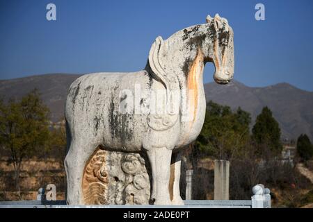 Xi'an. 3 dicembre, 2019. Foto scattata a dicembre 3, 2019 mostra la pietra a cavallo Chongling mausoleo dell'Imperatore Dezong della dinastia Tang (618-907) di Cuo"e Montagna di Jingyang county, Cina nord-occidentale della provincia di Shaanxi. Credito: Li Yibo/Xinhua/Alamy Live News Foto Stock