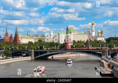 Barche sul fiume Moskva verso il Cremlino di Mosca, Russia Foto Stock